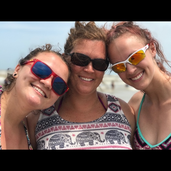 ๐ฆIโm Stefani & thanks for stopping by my closet๐ฆ - Picture 12 of 16